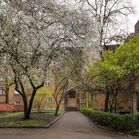 Brivibas Yard With Parking In Center Апартаменты *