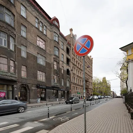 Brivibas Yard With Parking In Center *