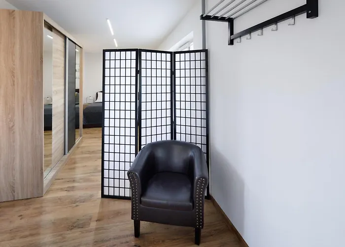 Brivibas Yard With Parking In Center