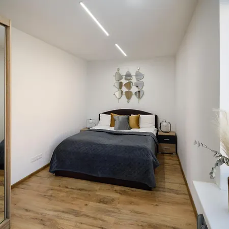 Brivibas Yard With Parking In Center *