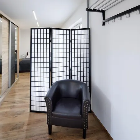 Brivibas Yard With Parking In Center